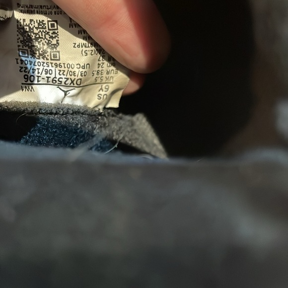 Jordan 2 Chicago Retro size 6Y. - Picture 4 of 6